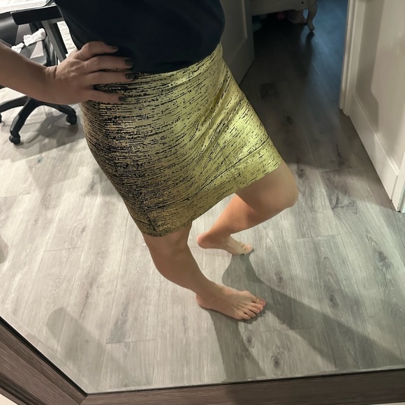 BCBG Bandage Gold Skirt Size M - Picture 2 of 4